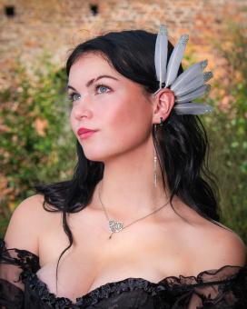 images/productimages/small/grey-silver-handgemaakte-veren-oorhaak-festival-accessoires-feather-ear-cuff.jpg